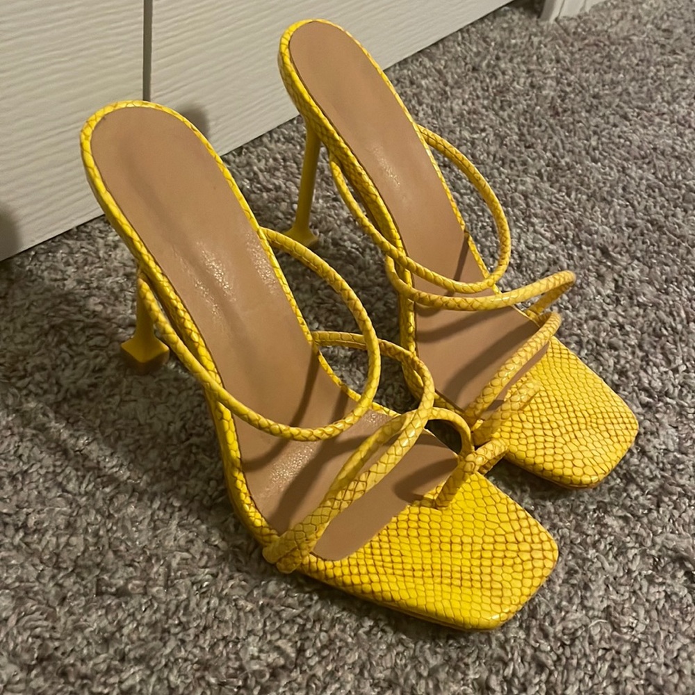 SHEIN yellow snakeskin heel womens size 9 never worn